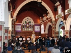 香港民众在圣安德烈堂内为司徒华祈祷