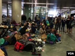 In basement of Vienna, Austria train station, families who either cannot afford tickets or don't have passports wait, hoping for rescue, Sept. 15, 2015. (Photo: H. Murdock /VOA)