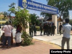 អ្នក​គាំទ្រលោក វ៉ែន វ៉ន តំណាង​សហគមន៍​អារ៉ែង ជួប​ជុំ​គ្នា​នៅ​ខាង​ក្រៅ​សាលា​ដំបូង​ខេត្ត​កោះកុង​ កាល​ពី​ថ្ងៃ​ពុធ​ទី​៧ ខែ​តុលា ឆ្នាំ​២០១៥ (រូបថត​ផ្តល់​ឲ្យ)