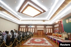 លោក ឡុង វិសាលោ រដ្ឋលេខាធិការ​ក្រសួង​ការ​បរទេស​បាន​ថ្លែង​នៅ​ក្នុ​ងសន្និសីទ​ព័ត៌មាន​រួម​ក្នុង​ក្រសួង​មហាផ្ទៃ​នៅ​ថ្ងៃ​ច័ន្ទទី​២៩ ខែ​កញ្ញា ឆ្នាម​២០១៤ អំពី​បញ្ហា​កិច្ចព្រមព្រៀង​ចម្រូងចម្រាស់​រវាង​កម្ពុជា​និង​អូស្ត្រាលី។ (Reuters)