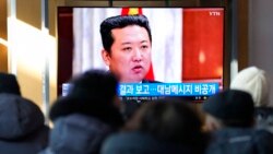 1일 한국의 서울역 이용객들이 김정은 북한 국무위원장 관련 뉴스를 시청하고 있다.
