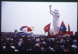1989年天安门广场的民主女神像和要求民主的学生。