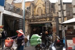 ក្លោងទ្វារ​វត្ត​ប្រយូរវង្ស​ត្រូវ​បាន​ថតនៅរាជធានីភ្នំពេញ កាលពី​ថ្ងៃសុក្រ ទី៣ ខែមេសា ឆ្នាំ២០២០។ (ទុំ ម្លិះ/VOA)