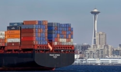 Kapal peti kemas berlabuh di Elliott Bay, dekat pusat kota Seattle, AS, 15 Februari 2015. (Foto: dok).