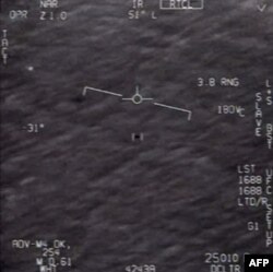 Bagian dari video rahasia yang diambil oleh pilot Angkatan Laut yang telah beredar selama bertahun-tahun menunjukkan interaksi dengan "fenomena udara yang tak dikenal." (Foto: AFP)