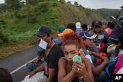 Transgender asal Honduras, Alexa Amaya, anggota sebuah kelompok LGBTQ yang bergabung dalam rombongan kafilah migran Amerika Latin yang menuju perbatasan AS, sedang berdandan di atas truk yang membawa rombongan, 2 November 2018.