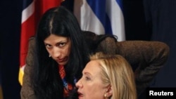 Bivša američka državna sekretarka Hilari Klinton i njena savetnica Huma Abedin