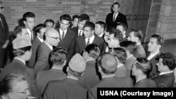 محمد ظاهر شاه هنگام دیدار با محصلین افغان در دانشگاه ویومینگ ایالات متحده امریکا