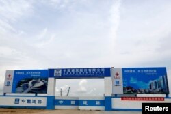 ការដ្ឋាន​សាងសង់មួយ​កន្លែង​ដែល​ឧបត្ថម្ភ​ដោយ​ជំនួយប្រទេស​ចិន​នៅ​ជាយ​ក្រុង​ភ្នំពេញ​កាល​ពី​ថ្ងៃ​ទី​៨ ខែ​កញ្ញា ឆ្នាំ​២០១៧។ (Reuters)