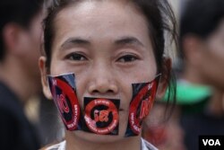 សកម្មជន​ម្នាក់​ ចូលរួម​យុទ្ធនាការប្រឆាំង​នឹង​ការអនុម័ត​ច្បាប់​ស្តី​ពី​សមាគម​និង​អង្គការ​មិន​មែន​រដ្ឋាភិបាល​នៅ​មុខ​រដ្ឋសភា​ជាតិ​ កាល​ពី​ព្រឹក​ថ្ងៃ​អង្គារ​ ទី​៣០​ ខែ​មិថុនា​ ឆ្នាំ​២០១៥។ (ហ៊ាន​ សុជាតា/VOA)​