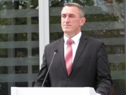 Nenad Rašić tokom današnjeg obraćanja novinarima ispred Vlade Kosova (Foto: VOA)