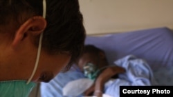 A South African doctor assesses the condition of a critically ill TB patient (Photo:D.Taylor)