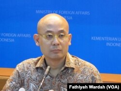 Juru Bicara Kementerian Luar Negeri Arrmanatha Nasir memberikan keterangan pers di kantornya, Kamis (28/7). (VOA/Fathiyah Wardah)