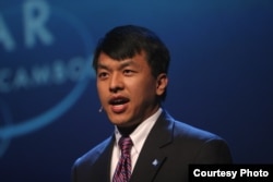 រូបឯកសារ៖ លោក​ ​អ៊ា សុផល​ ​សាស្ត្រាចារ្យ​រង​នៃ​មហាវិទ្យាល័យ​ ​Occidental College​ ​ក្នុង​រដ្ឋ​កាលីហ្វ័រញ៉ា សហរដ្ឋ​អាមេរិក។