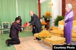 លោក អ៊ូច មករា ត្រូវបានព្រះមហាក្សត្រខ្មែរព្រះបាទ​ នរោត្តម​ សីហមុនី ប្រទានគ្រឿងឥស្សរិយយស ចំពោះស្នាដៃចូលរួមក្នុងគម្រោងផលិតសៀវភៅកម្រងព្រះឆាយាល័ក្ខនៃព្រះមហាក្សត្រកម្ពុជា និងរាជវង្សានុវង្ស កាលពីខែមីនា ឆ្នាំ២០១៨។ (រូបថតដោយ Sleuk Rith Motion Picture)