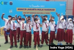 Sebanyak 176 siswa siswi SD Negeri Cempaka Putih Timur 03 mengikuti program vaksinasi untuk anak usia 6 hingga 11 tahun yang dimulai pada 14 Desember 2021 di beberapa kota di Indonesia, salah satunya di DKI Jakarta. (VOA/Indra Yoga)