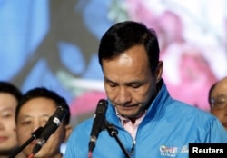 Taiwan's ruling Nationalist Kuomintang Party (KMT) presidential candidate Eric Chu concedes defeat in the elections, in Taipei, Taiwan Jan. 16, 2016.