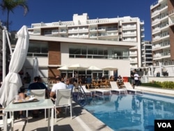 A two-story dining facility is adjacent to the pool in Barra Media Village 1 in Rio de Janeiro. (P. Brewer/VOA)