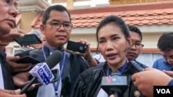 រូបឯកសារ៖ អ្នកស្រី​ ម៉េង​ សុភារី​ មេធាវី​ការពារ​ក្តី​របស់​លោក​ កឹម​ សុខា​ ថ្លែងទៅកាន់អ្នកសារព័ត៌មាន​នៅមុខសាលាដំបូង​រាជធានី​ភ្នំពេញ​ នៅ​ព្រឹក​ថ្ងៃ​ព្រហស្បតិ៍​នេះ​។​ នៅ​រាជធានី​ភ្នំពេញ នៅថ្ងៃទី​១៦ ខែមករា ឆ្នាំ២០២០។ (ខាន់ សុគុំមនោ​/វីអូអេ)