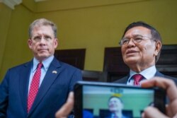 ​ឯកអគ្គរដ្ឋទូតសហរដ្ឋ​អាមេរិកប្រចាំ​នៅ​កម្ពុជា លោក Patrick Murphy និង​លោក កឹម សុខា ប្រធាន​គណបក្ស​សង្រ្គោះជាតិ​ ដែល​រដ្ឋា​ភិបាលបាន​រំលាយ បាន​ថ្លែង​សារ​ទៅកាន់អ្នកសារព័ត៌មាន​បន្ទាប់ពីជំនួប​ដំបូង​របស់ពួកគេ នៅ​គេហដ្ឋាន​របស់លោក កឹម សុខា ក្នុង​រាជធានី​ភ្នំពេញ ថ្ងៃ​ទី​១១ ខែវិច្ឆិកា ឆ្នាំ២០១៩។ (ខាន់ សុគុំមនោ/VOA)​