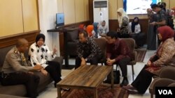 Wali Kota Surabaya Tri Rismaharini (baju putih) berbincang dengan Kementerian Sosial sebelum acara penyerahan di Surabaya, Selasa 12/6. (Foto: VOA/Petrus Riski)