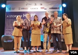 (ki-ka) Petugas pengelola program TB Puskesmas Kramat Jati, Wiworo Ningsih, Director KNCV, Kepala Puskesmas Setia Budi, Dr Nisma Hiddin, Country Director KNCV Indonesia Erik Post , Moderator, Kasi Pmtvbg Dinkes Murni Cilviana, dalam acara talkshow dan pam