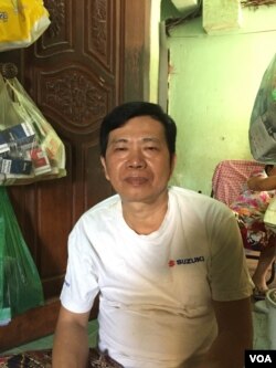 លោក លឺ យ៉ាងតុង អាយុ៥៥ឆ្នាំ អ្នកភូមិម្នាក់​ដែល​រស់នៅ​ក្នុង​អគារ​ប៊ូលឌិញ ផ្តល់​បទសម្ភាសន៍​ដល់ VOA ដោយ​លោក​មាន​ប្រសាសន៍​ថា លោក​មិន​ចង់​ចាកចេញ​ពី​អគារ​ប៊ូលឌិញ​នេះ​ទេ។ (ផន បុប្ផា/VOA)