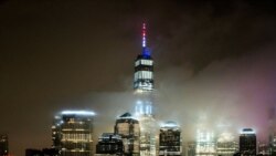 Jengo la One World Trade Center limewashwa kwa taa za rangi za nyekundu, blu na kijani kutoa heshima kwa watumishi wa afya kote nchini wanapo pambana na ugonjwa wa ovid 19.