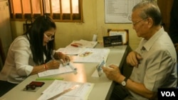 លោក​ ស៊ិក​ ប៊ុនហុក​ ប្រធាន​គណៈ​កម្មការ​ជាតិ​រៀប​ចំ​ការ​បោះឆ្នោត (គ.ជ.ប.) កំពុង​ចុះ​ឈ្មោះ​បោះឆ្នោត​នៅឯ​សាលា​សង្កាត់​បឹង​កេងកង៣​ រាជធានី​ភ្នំពេញ ​កាល​ពី​ថ្ងៃ​ទី​១ ខែ​កញ្ញា ឆ្នាំ២០១៦។​ (ហ៊ាន សុជាតា/VOA)