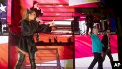 جنیفر لوپز، آوازخوان شهیر امریکایی، به طرفداری از هیلری کلنتن کمپاین کرد