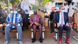 Des autorités du pays aux côtés des musulmans à Ouagadougou, le 20 juillet 2021. (VOA/Lamine Traoré)