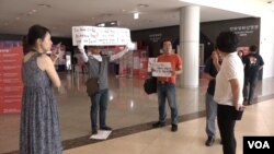 ‘김 동무는 하늘을 난다’가 상영된 한국만화박물관에서 2명의 남성이 북한 영화 상영에 반대하는 시위를 벌이고 있다.