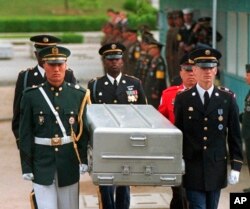 지난 1999년 5월 유엔사 경비대가 경기도 파주 판문점 군사분계선에서 북한군으로부터 넘겨 받은 미군 유해를 운구하고 있다. (자료사진)