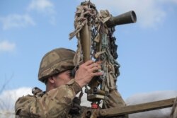 Pripadnik ukrajinskih oružanih snaga na osmatračnici u Donjecku. (Foto: Reuters/Serhiy Takhmazov)