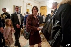 រូបឯកសារ៖ លោកស្រី Amy Klobuchar សមាជិក​ព្រឹទ្ធសភា​ប្រចាំ​រដ្ឋ Minnesota មក​ពី​គណបក្ស​ប្រជាធិបតេយ្យ ចាកចេញពីបន្ទប់ប្រជុំមួយនៅសេតវិមាន ​រដ្ឋធានី​វ៉ាស៊ីនតោន ​ថ្ងៃទី១៦ ខែវិច្ឆិកា ឆ្នាំ២០១៨។