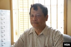 លោក ទូច ចាន់​ថន អាយុ​៦០ឆ្នាំ អតីត​ចៅសង្កាត់ផ្សារ​ដេប៉ូ​ទី២ ដែល​ទើប​តែ​ចាញ់​ឆ្នោត​កាល​ពី​ថ្ងៃ​ទី​៤ ខែមិថុនា ឆ្នាំ២០១៧ បាន​ក្លាយ​ជា​សមាជិក​ក្រុមប្រឹក្សា​សង្កាត់ ដែល​មាន​តួនាទី​ជា​ចៅសង្កាត់​រង​ទី​២។ (ស៊ុន ណារិន/VOA)