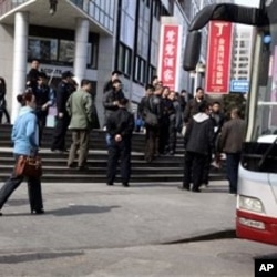 便衣警察周日聚集在守望教会呼吁聚会的地点附近