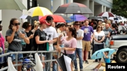 Yuzlab odamlar qon topshirish uchun navbatda kutmoqda