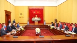 美国蓬佩奥与越南公安部长苏林2020年10月30日在河内举行会谈（越南新闻社照片）