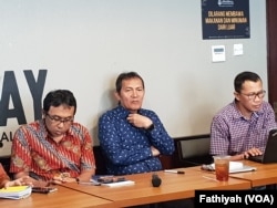 Sebuah diskusi mengenai korupsi di BUMN yang digelar di sebuah kafe di Jakarta, Rabu (7/8), Wakil Ketua Komisi Pemberantasan Korupsi (KPK) Saut Situmorang (tengah). (Foto: VOA/Fathiyah)