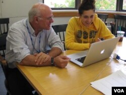 UCSF’s medical librarian Dr. Evans Whittaker, who helps out with research and source material, works with student Teresa Poulos.