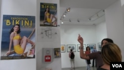 Bikini yang dipamerkan di Galeri Joseph-Froissart di Paris. (VOA/L. Bryant)