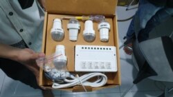Satu boks berisi 5 lampu limar dan 1 switch box dijual dengan harga 1,2 juta Rupiah. Sementara santri yang membuatnya dapat upah 70 ribu Rupiah per boks. (VOA/Rio Tuasikal)