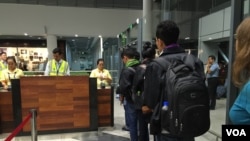 FILE - Cambodian workers at Phnom Penh International Airport traveling to Seoul, South Korea. (Poch Reasey/VOA Khmer)