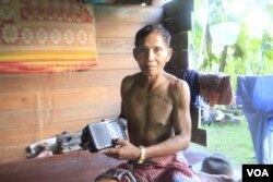 លោក សោម រ៉ែម អាយុ​៦៨ឆ្នាំ ជា​អ្នក​ភូមិ​ម្នាក់​ក្នុង​ឃុំ​អូររៃ ខេត្ត​ស្ទឹងត្រែង ដែល​តែង​តែ​តាមដានស្តាប់​វិទ្យុអាស៊ីសេរី និង ​VOA។ (ស៊ុន ណារិន/VOA)