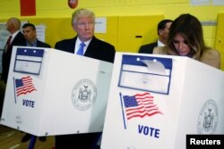 Le candidat républicain Donald Trump et son épouse Melania Trump votent à la PS 59 à New York, New York, 8 novembre 2016.