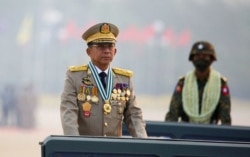 Kepala junta Myanmar Jenderal Senior Min Aung Hlaing memimpin parade tentara pada Hari Angkatan Bersenjata di Naypyitaw, Myanmar, 27 Maret 2021. (REUTERS).