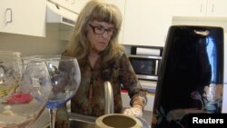 Gayle McCormick di dapur apartemennya di Bellingham, Washington (2/2).