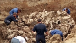 Ekspertlar Srebrenitsa qatliomi qurbonlarining ommaviy qabrida. Bosniya va Gersegovina, sentabr, 1996.