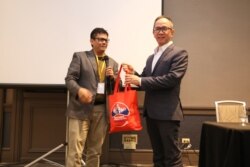 Wakil Menteri Luar Negeri Mahendra Siregar dan Presiden Masyarakat Muslim Indonesia di Amerika (Indonesian Muslim Society in America/IMSA) Syafrin Setiawan Murdas, di Chicago, Illinois, 27 Desember 2019. (Foto: Karlina Amkas/ VOA)